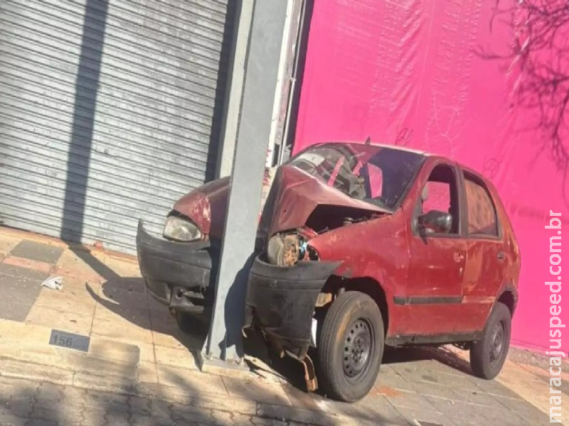 Motorista abandona carro após invadir a contramão da 14 de julho e bater em poste Motorista abandona carro após invadir a contramão da 14 de julho e bater em poste
