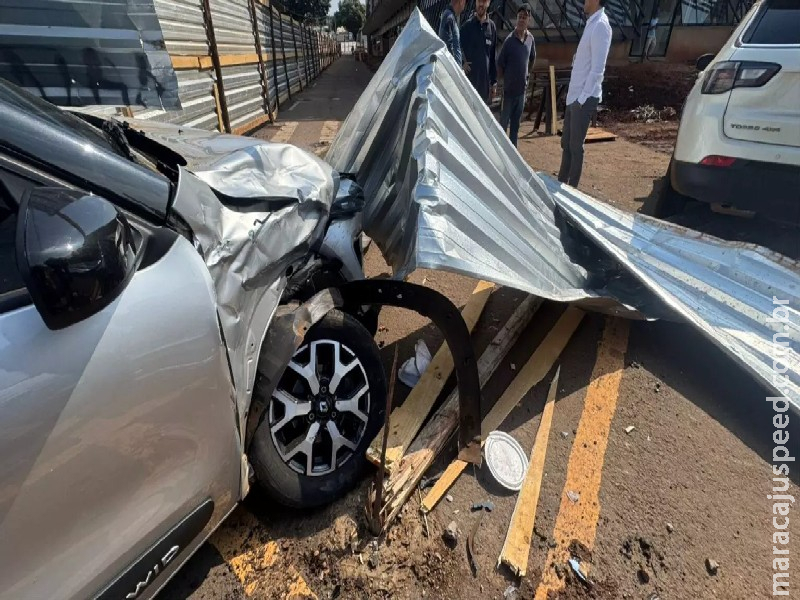 Motorista não respeita Pare e carros invadem obra na antiga rodoviária em Campo Grande Motorista não respeita Pare e carros invadem obra na antiga rodoviária em Campo Grande