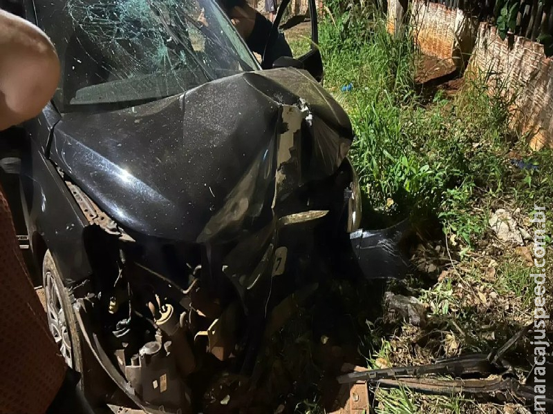 Motorista perde controle, bate em muro e coqueiro no Universitário em Campo Grande