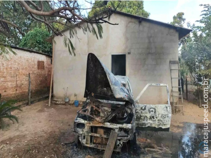 Mulher é presa após colocar fogo no carro do marido em Pedro Gomes Mulher é presa após colocar fogo no carro do marido em Pedro Gomes