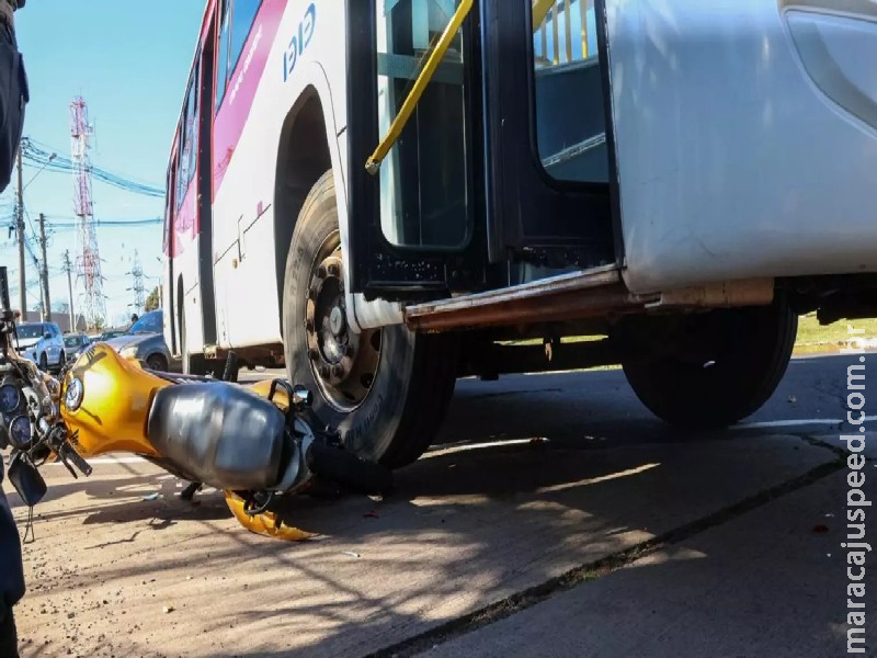 Ônibus passa por cima de moto no terminal Hércules Maymone