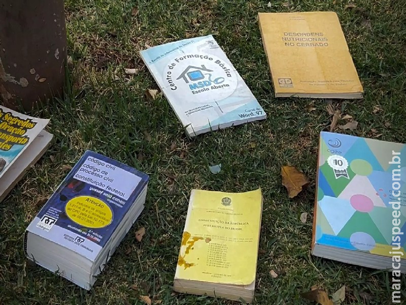 Praça Ary Coelho tem distribuição gratuita de mais de 2 mil livros nesta sexta-feira Praça Ary Coelho tem distribuição gratuita de mais de 2 mil livros nesta sexta-feira