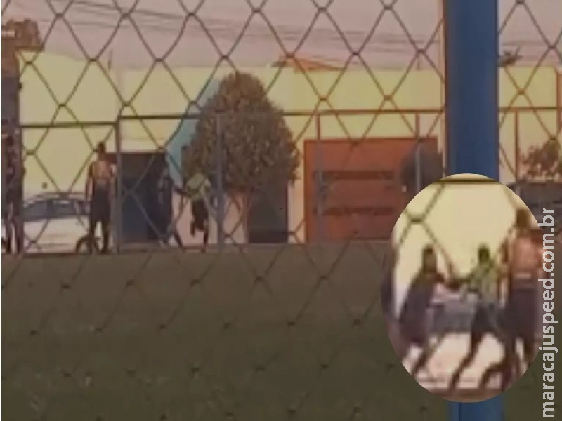 rbitro é perseguido por jogadores após dar cartão amarelo em partida na Moreninha III