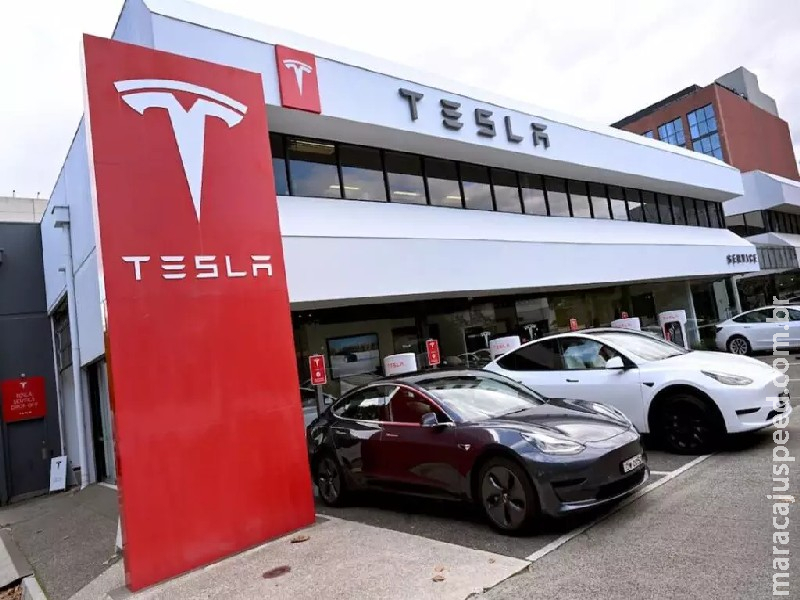 Tesla é investigada por relatórios de acidentes atrasados nos EUA Tesla é investigada por relatórios de acidentes atrasados nos EUA