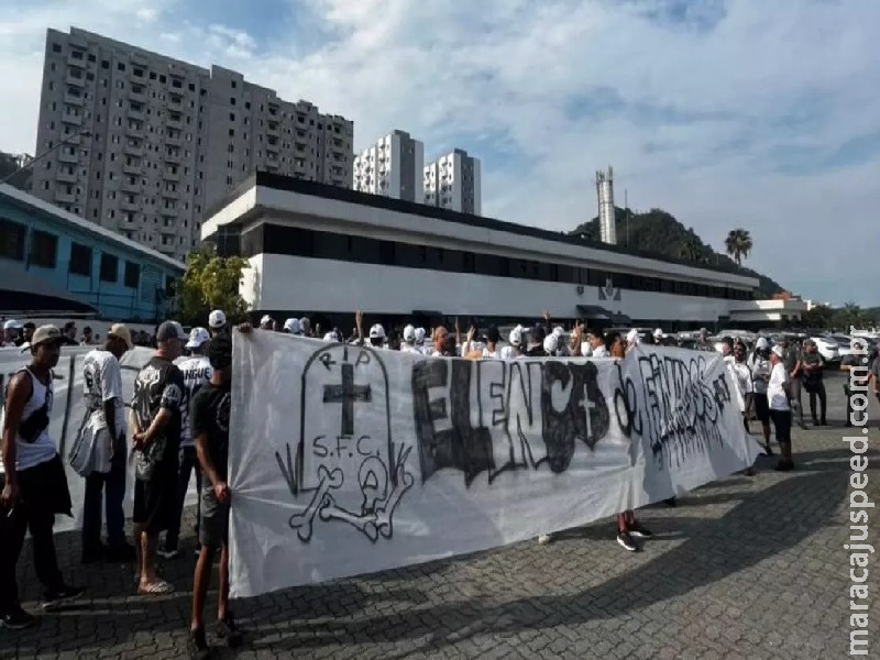Torcida do Santos invade CT Rei Pelé dois dias após goleada histórica no Brasileirão