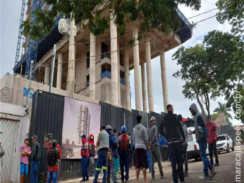 Trabalhadores da construção de prédio de luxo em Campo Grande paralisam por atraso salarial