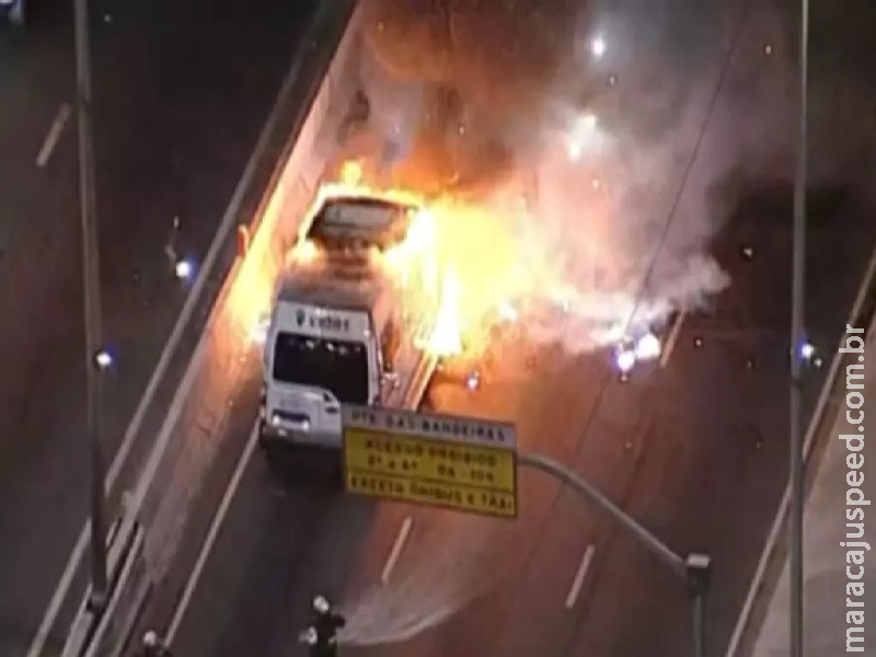 Veículo pega fogo na Marginal Tietê, em SP, e interdita trecho da via