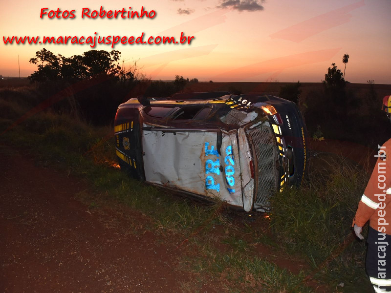 Viatura da PRF capota e fica destruída na BR-267 ao desviar de acidente em Maracaju