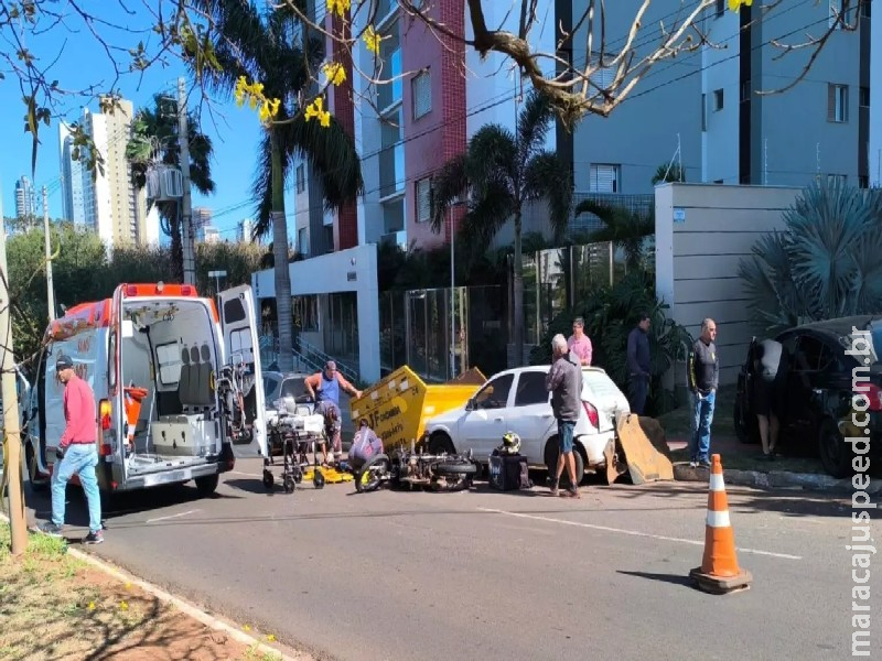 Acidente com 5 veículos tem homem pulando de moto e carro acertando caçamba na Ricardo Brandão Acidente com 5 veículos tem homem pulando de moto e carro acertando caçamba na Ricardo Brandão