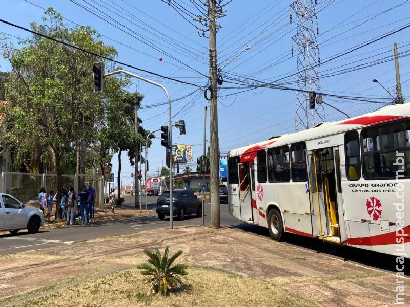 Aluna prende o pé ao descer de ônibus e é arrastada por veículo em Campo Grande Aluna prende o pé ao descer de ônibus e é arrastada por veículo em Campo Grande