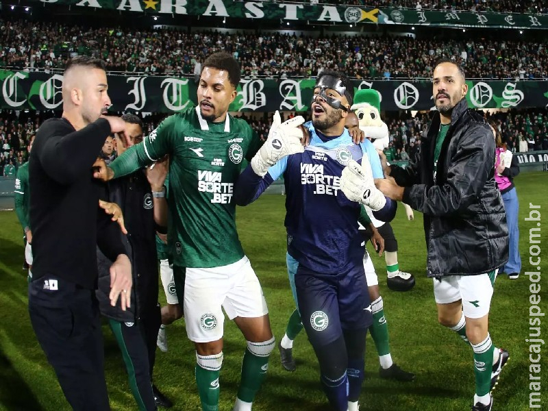 Briga generalizada após empate entre Coritiba e Goiás pela Série B acaba com seis expulsões Briga generalizada após empate entre Coritiba e Goiás pela Série B acaba com seis expulsões