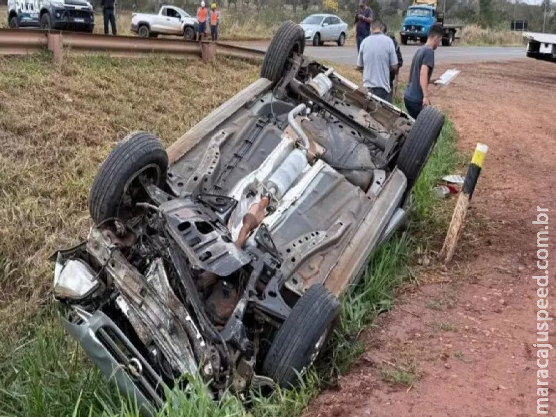 Carro capota e motorista fica ferido na MS-295 em Bataguassu Carro capota e motorista fica ferido na MS-295 em Bataguassu