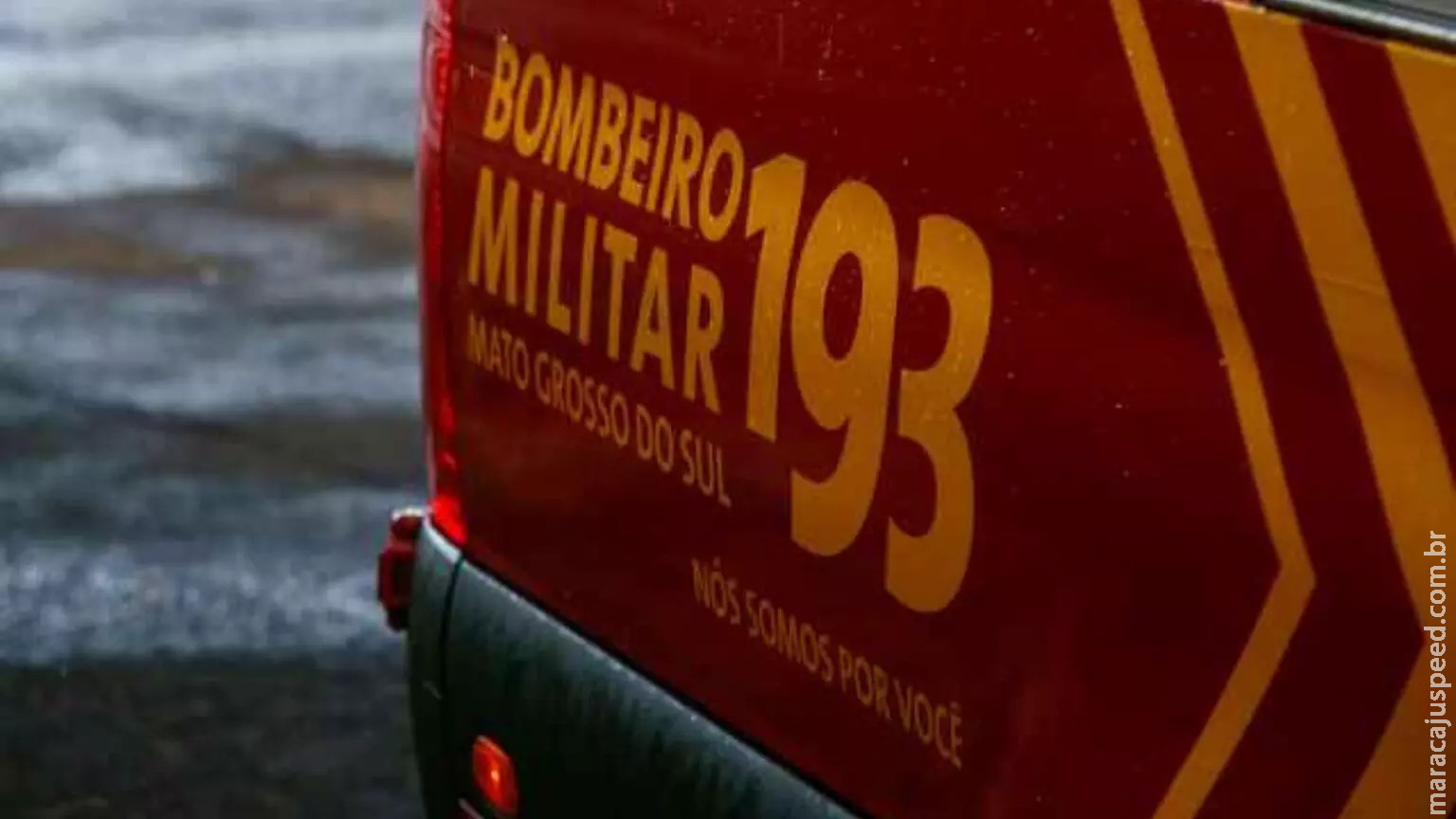 Carro sai de pista e colide em árvore na MS-325, em Corumbá