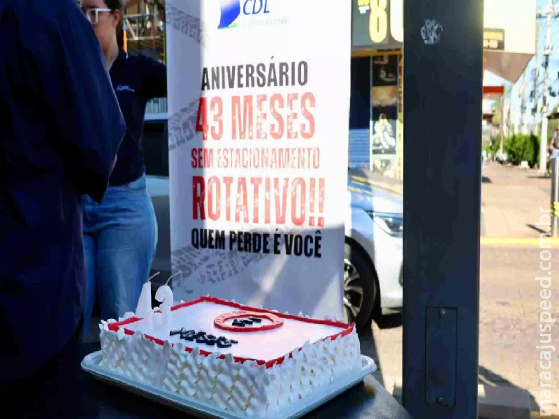 Com direito a bolo, comerciantes ‘comemoram’ 3 anos sem estacionamento rotativo no centro Com direito a bolo, comerciantes ‘comemoram’ 3 anos sem estacionamento rotativo no centro