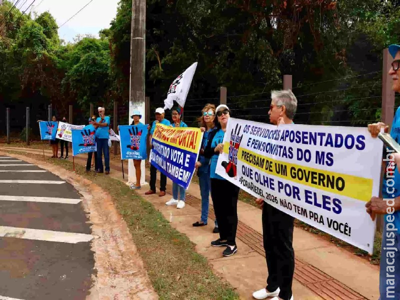 Com grupo reduzido, aposentados do Estado voltam a protestar contra desconto de 14%