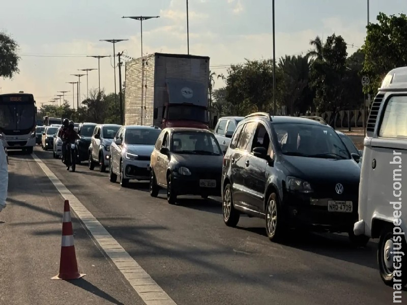 Congestionamento é registrado na Duque de Caxias após grave acidente com morte de trabalhador da Solurb