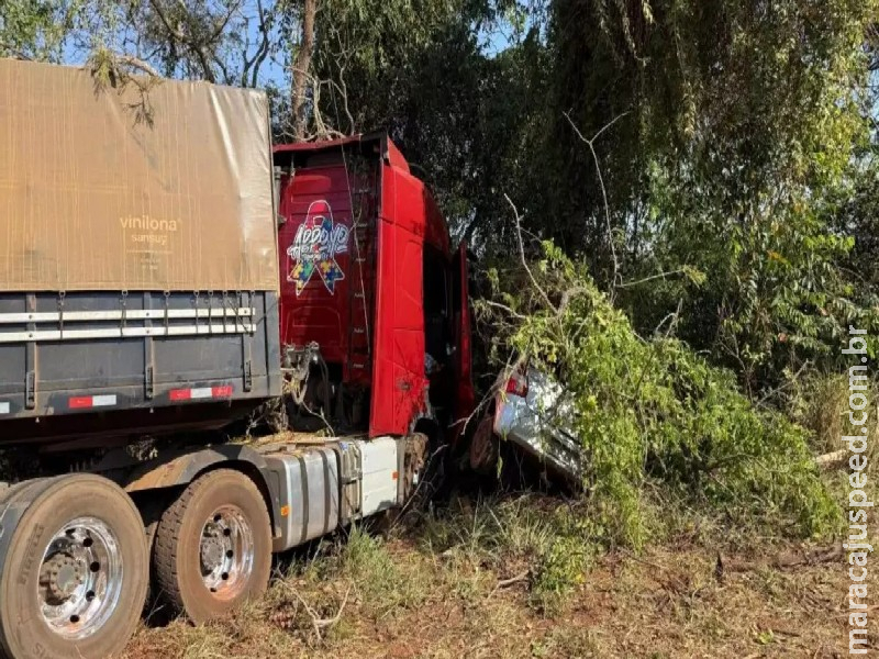 Conversão na BR-267 acaba em morte de idoso após batida entre carro e caminhão Conversão na BR-267 acaba em morte de idoso após batida entre carro e caminhão