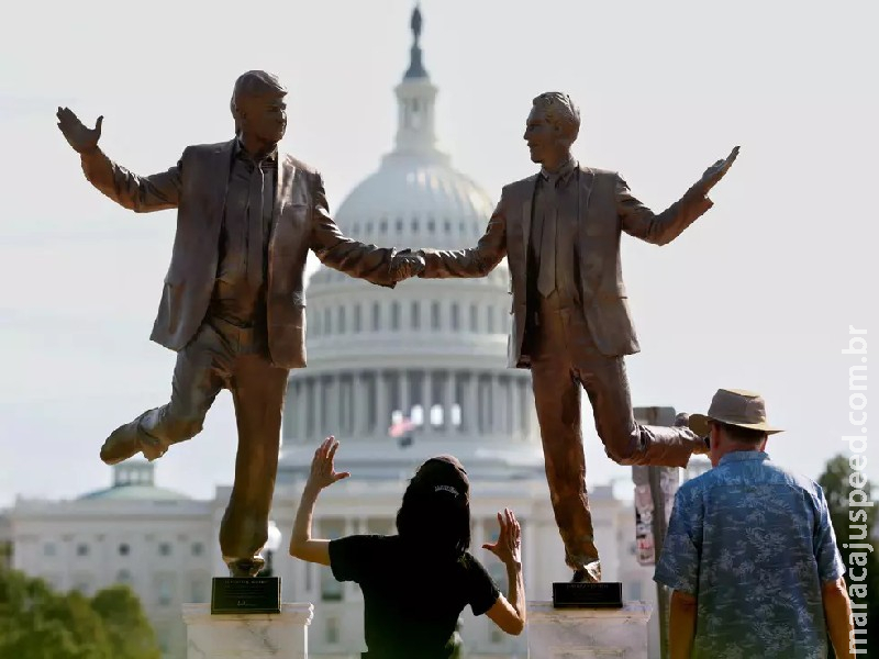 Estátua de Trump e Epstein de mãos dadas é instalada em frente ao Capitólio