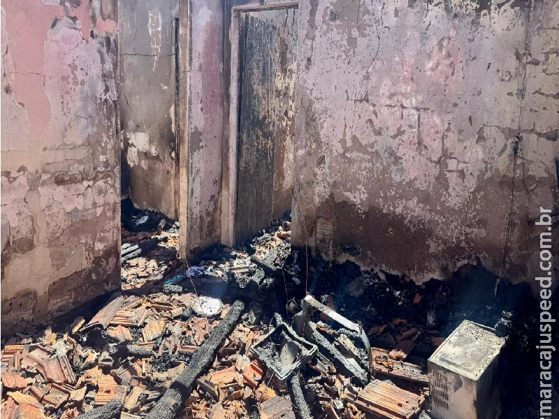 Feijão no micro-ondas provoca incêndio e casa fica destruída pelo fogo em Campo Grande 