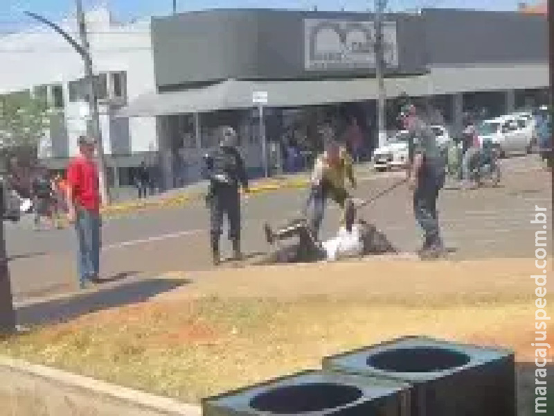 Homem armado com faca é contido por populares e PM após tentativa de furto em mercado de Camapuã Homem armado com faca é contido por populares e PM após tentativa de furto em mercado de Camapuã