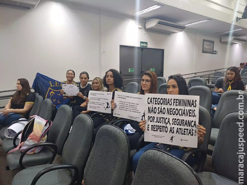 Jogadoras que se negaram a dividir campo com mulher trans são homenageadas na Câmara