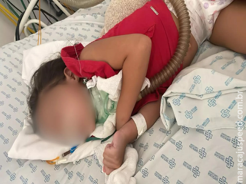 Mãe reclama de 6 dias sem atendimento para filha de 4 anos: “só as enfermeiras viam ela” Mãe reclama de 6 dias sem atendimento para filha de 4 anos: “só as enfermeiras viam ela”