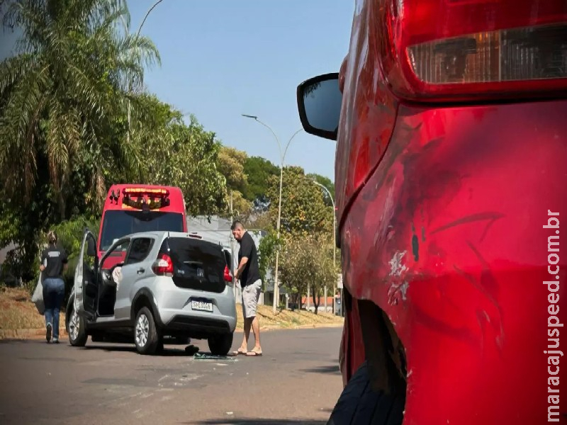 Motorista perde controle, bate em carro estacionado e tomba em avenida do Rita Vieira Motorista perde controle, bate em carro estacionado e tomba em avenida do Rita Vieira