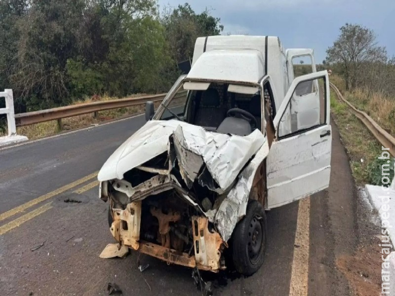 Motorista perde controle da direção, bate em guard rail e encomendas ficam espalhadas na BR-376 Motorista perde controle da direção, bate em guard rail e encomendas ficam espalhadas na BR-376