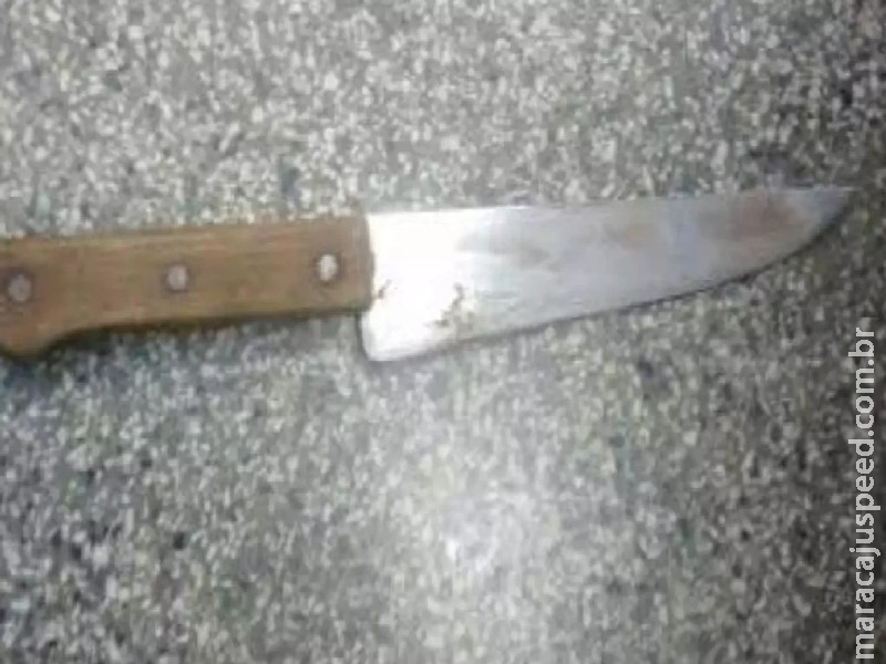 Mulher é ferida durante briga na Vila Carvalho e lâmina de faca fica presa em seu abdômen Mulher é ferida durante briga na Vila Carvalho e lâmina de faca fica presa em seu abdômen