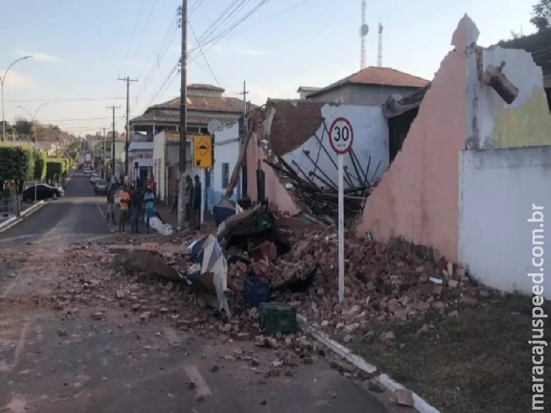 Muro desaba e vendedor de frutas morre soterrado Muro desaba e vendedor de frutas morre soterrado
