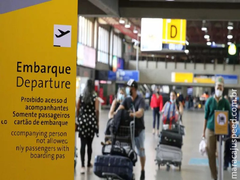 Passageiros enfrentam falta de luz no Aeroporto de Guarulhos, em SP Passageiros enfrentam falta de luz no Aeroporto de Guarulhos, em SP
