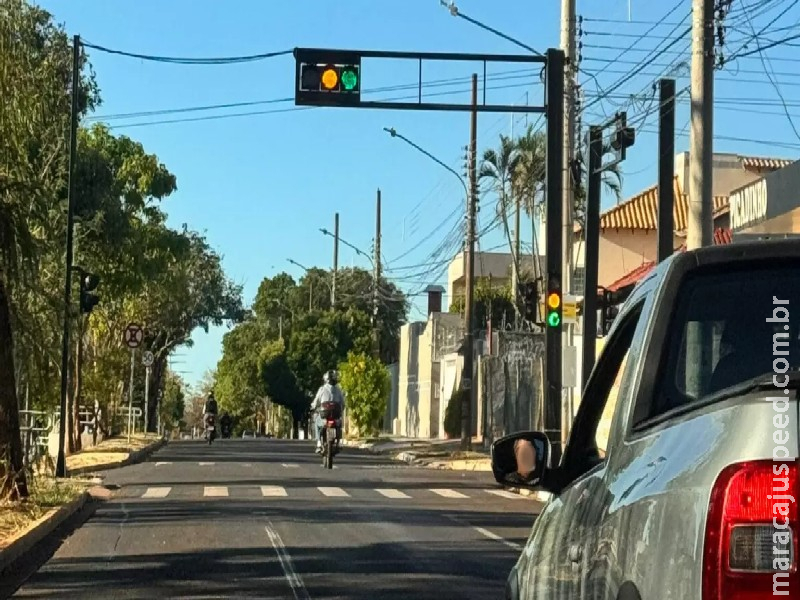 Patriota? Semáforo trava em verde e amarelo na Orla Morena de Campo Grande Patriota? Semáforo trava em verde e amarelo na Orla Morena de Campo Grande