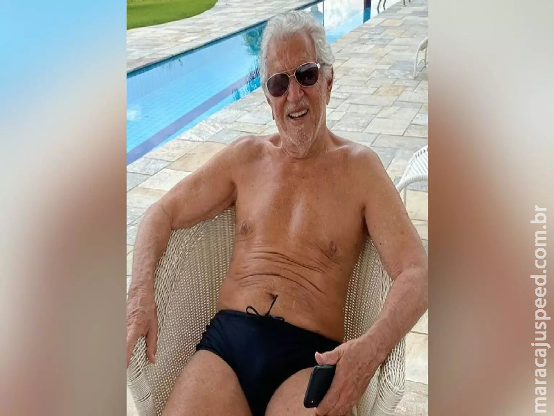‘Quem gosta de novinho, fica no ninho’: aos 89, Carlos Alberto sensualiza e deixa fãs babando com foto de sunga ‘Quem gosta de novinho, fica no ninho’: aos 89, Carlos Alberto sensualiza e deixa fãs babando com foto de sunga