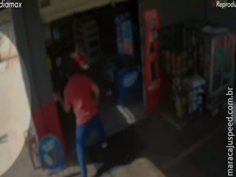 Trio preso por roubo de carro, agride e tenta tirar arma de policial em delegacia de Campo Grande Trio preso por roubo de carro, agride e tenta tirar arma de policial em delegacia de Campo Grande