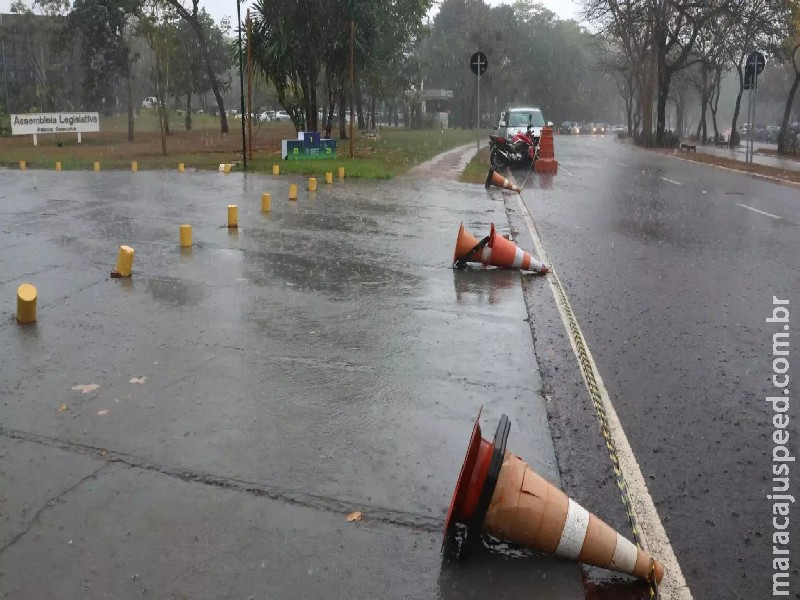Ventos de mais de 36 km/h em Campo Grande derrubam placa em frente à Alems Ventos de mais de 36 km/h em Campo Grande derrubam placa em frente à Alems