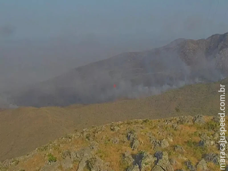 VÍDEO: Brigadistas passam a noite em combate a incêndio que avança na Serra do Amolar VÍDEO: Brigadistas passam a noite em combate a incêndio que avança na Serra do Amolar