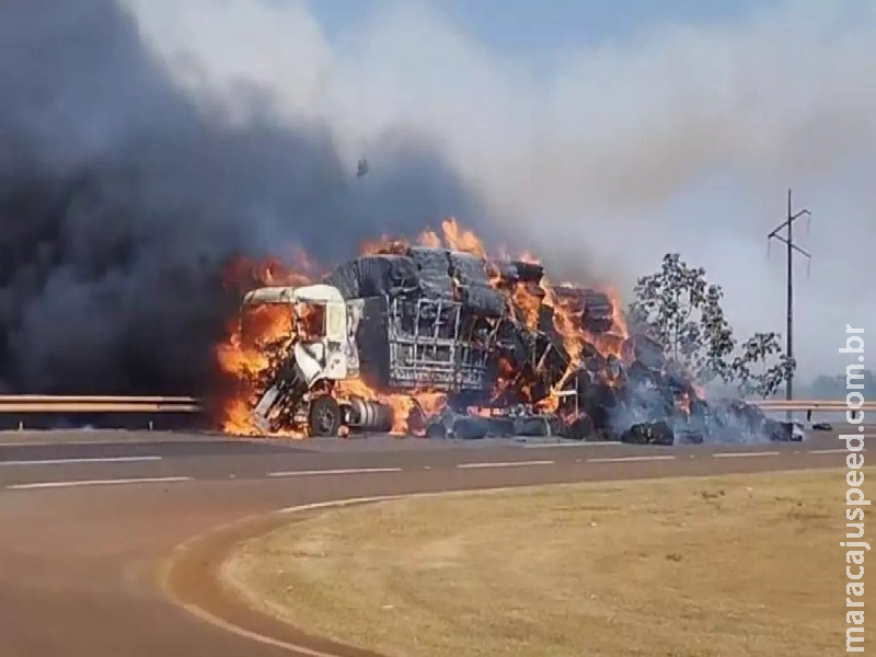 VÍDEO: Carreta carregada com algodão pega fogo e interdita trecho da BR-163 em MS