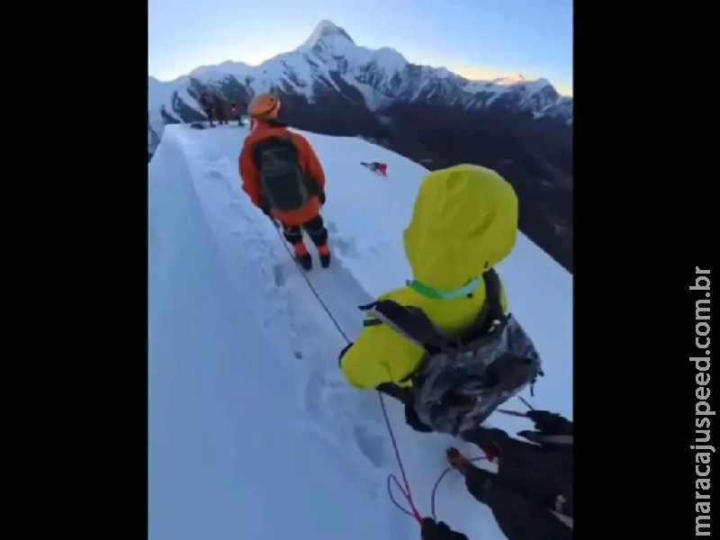 VÍDEO: homem morre após tentar tirar selfie em montanha na China