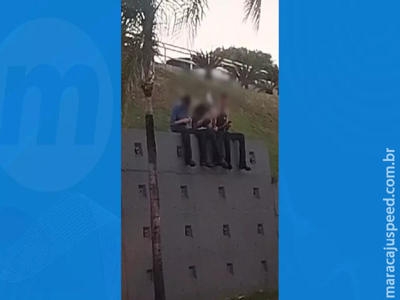 VÍDEO: Jovem é flagrado ‘fumando maconha’ na frente de shopping na Afonso Pena