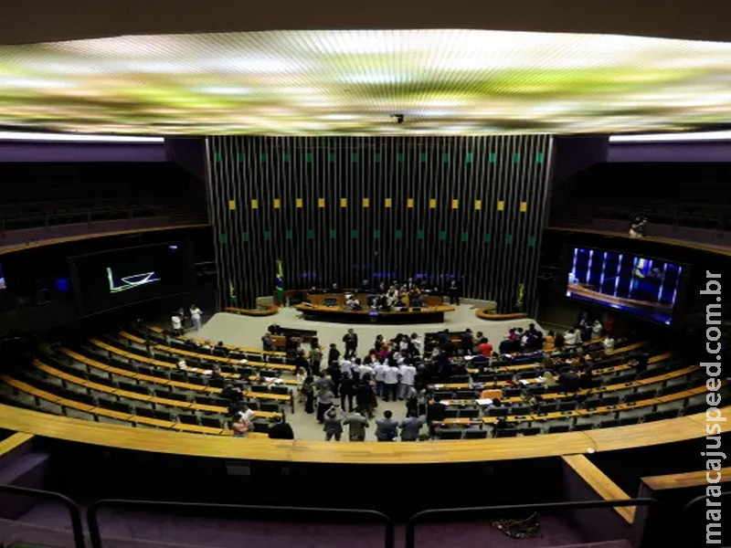 Câmara aprova projeto que corta em R$ 15 bilhões os gastos do governo. Câmara aprova projeto que corta em R$ 15 bilhões os gastos do governo.