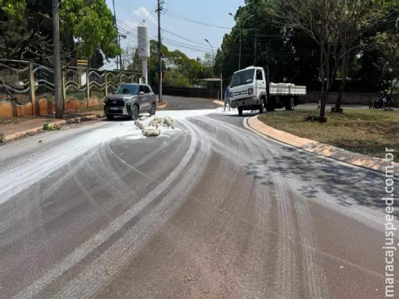 Carga de gesso cai e ‘pinta’ rotatória da Avenida Senador Filinto Müller