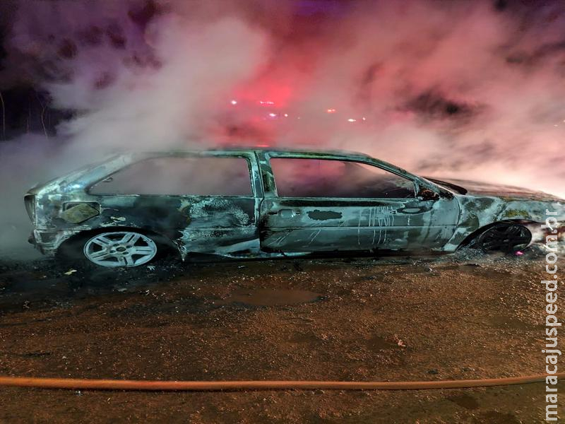 Corpo carbonizado é encontrado dentro de carro incendiado em Rio Brilhante