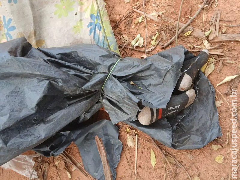 Corpo de homem é encontrado amarrado e enrolado em lona na fronteira Corpo de homem é encontrado amarrado e enrolado em lona na fronteira