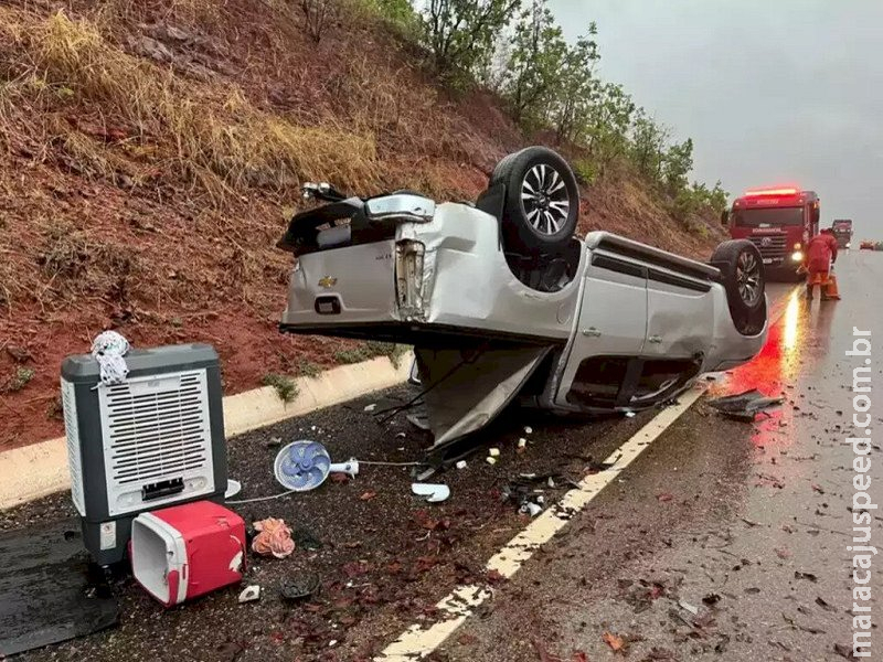 Família sofre grave acidente após caminhonete capotar várias vezes no norte de MS Família sofre grave acidente após caminhonete capotar várias vezes no norte de MS
