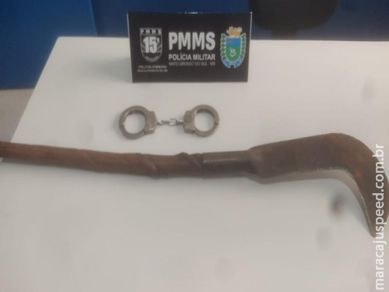 Filho de 11 anos pede ajuda à polícia e salva mãe de pai que a ameaçava com foice em MS Filho de 11 anos pede ajuda à polícia e salva mãe de pai que a ameaçava com foice em MS