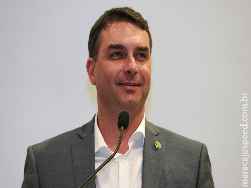 Flávio Bolsonaro ataca imprensa: "Defendem traficantes" Flávio Bolsonaro ataca imprensa: "Defendem traficantes"
