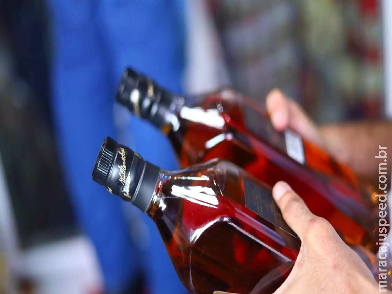 Garrafas de bebidas adulteradas estaria sendo higienizadas por metanol, diz polícia