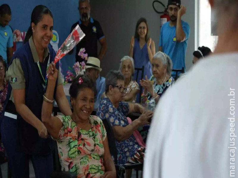 Idosos brilham na passarela no Desfile da Primavera em asilo de Campo Grande Idosos brilham na passarela no Desfile da Primavera em asilo de Campo Grande