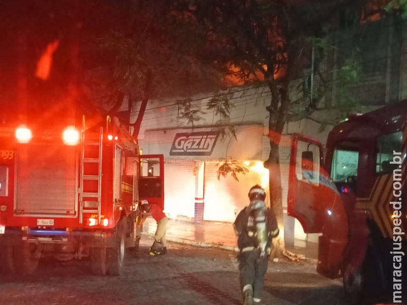 Incêndio atinge loja Gazin em Corumbá e mobiliza bombeiros na madrugada Incêndio atinge loja Gazin em Corumbá e mobiliza bombeiros na madrugada