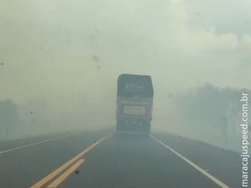 Incêndio reduz visibilidade e causa interdição na BR-163